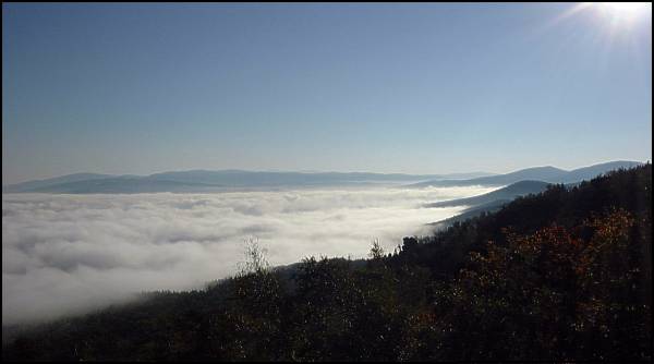 Einer der seltenen Augenblicke im Zittauer Gebirge. Blick vom Tpfer (580m) in das Olbersdorfer Becken an einem kalten Oktobermorgen.